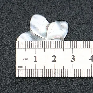 Dettaglio del ciondolo a fiore in conchiglia nera da 25mm con righello per dimensioni
