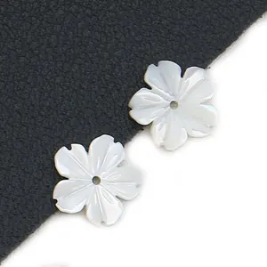 Natürliche Weiße Muschel Fünfblättrige Blumen Lose Künstliche Perlen Geschnitzte Perlmutt Mittel loch Künstliche Perlen DIY Schmuckherstellung Zubehör