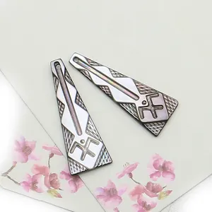 Ciondolo in conchiglia naturale trapezoidale con linee geometriche per collane fai-da-te