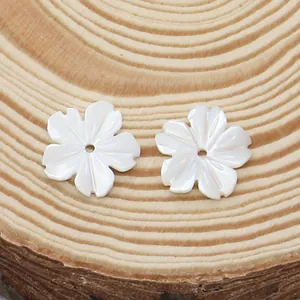 Natürliche weiße Muschelperlen in Blumenform mit Perlmuttschimmer für DIY-Schmuckbau