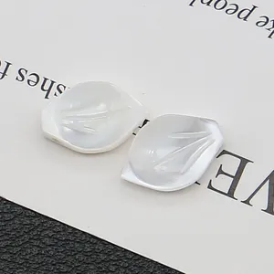 Natürliche weiße Muschelperlen in Blattform mit Schnitzerei und Perlglanz-Effekt