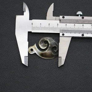 Dettaglio del ciondolo àncora in madreperla nera misurato 3,5 cm con un calibro