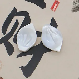 Natürliche weiße Muschelperlen in Blattform mit Gravur für DIY-Schmuck und Handwerk
