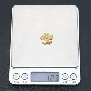 Makroaufnahme einer 1,23g Muschel-Blütenperle auf Digitalwaage für DIY-Schmuck