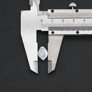Detailansicht der 10mm weißen Muschelblütenperlen gemessen mit einem digitalen Messschieber