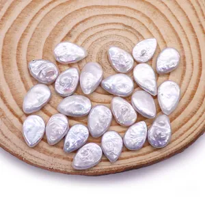 Natürliche Barockperlen in unregelmäßiger Form für DIY-Schmuck auf einer Holzscheibe
