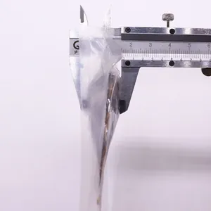 Vue latérale macro montrant l'épaisseur de 1,5 cm de la coque métallique avec un étrier