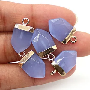 Detail van vijf gefacetteerde blauwe chalcedoon hangers met vergulde oogjes voor sieraden