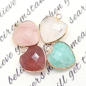 Facettierte Herz-Edelsteine in Pink, Weiß, Rot und Grün mit goldenem Metallrand