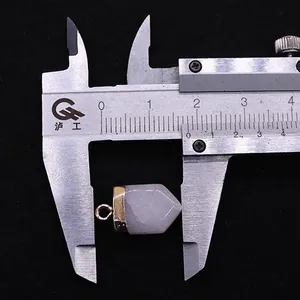 Macro-opname van afmetingen van paarse kristallen hex-hanger met gouden kap