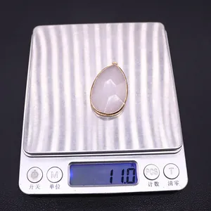 Detailansicht eines facettierten rosa Quarz-Anhängers auf einer Waage mit 11,0 g Gewicht