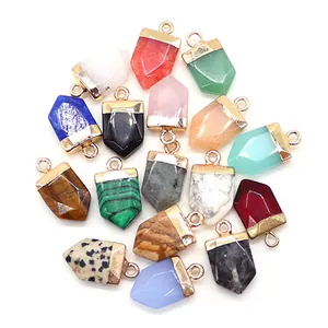 Verschillende zeshoekige natuursteen kristallen hangers met gouden metalen oogjes voor sieraden