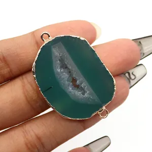 Detail van groene natuurlijke agaat connector met roségoud plating en dubbele lussen