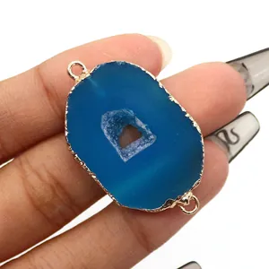 Detail van blauwe agaat connector met gouden rand en dubbele lussen voor het maken van sieraden