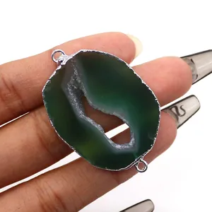 Gedetailleerd zicht op een groene agaat geode connector met verzilverde randen voor DIY