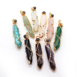 Pendentifs hexagonaux en pierre de cristal avec fil doré et perles de couleurs variées