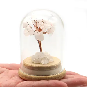 Detalle macro del árbol de cristal rosa con alambre de cobre en cúpula de vidrio