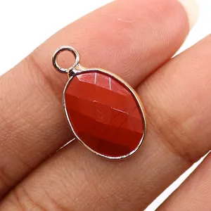 Makroaufnahme von ovalem Jaspis-Anhänger mit Facettenschliff in Roségold-Fassung