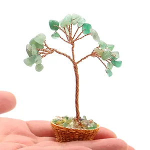 Mini árbol de cristal artesanal con hojas de aventurina verde en una cesta tejida