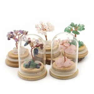 Árbol de cristal natural con piedras preciosas y cúpula de vidrio en base madera