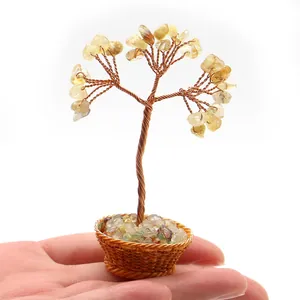Árbol de la fortuna de citrino y alambre de cobre en miniatura sostenido a mano