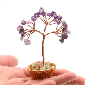 Mini árbol de cristal amatista con ramas de cobre en una base de cesta tejida