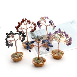 Árboles de cristal hechos a mano en cestas tejidas con gemas de colores decorativas