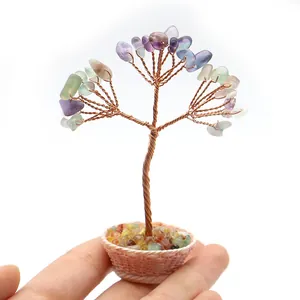 Detaillierte Makroansicht eines Miniatur-Kristallbaums mit Kupferdraht und Edelsteinbasis
