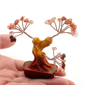 Detailopname van een mini citrien geluksboom in een hand voor de juiste maataanduiding