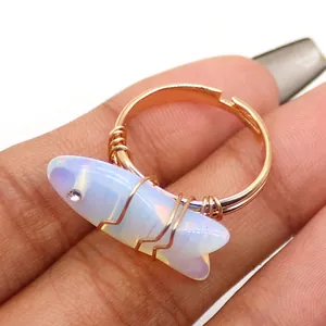 Macro detail van handgemaakte ring met gewikkelde draad en visvormige opaalsteen