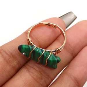 Detail van handgemaakte malachiet visring met gouden draadwikkeling en verstelbare band
