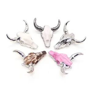 Set mit fünf Vintage Acryl Stierschädel Anhängern mit versilbertem Rand für DIY Schmuck