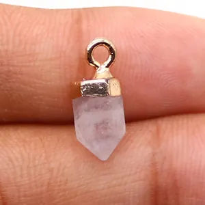 Macro-opname van een zeshoekige rozenkwarts hanger met een gouden metalen kapje en oog