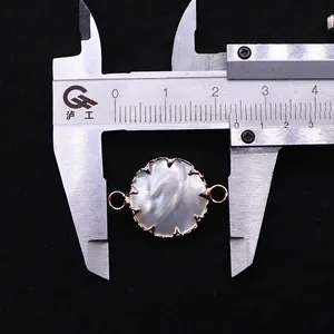 Μακρο φωτογραφία συνδέσμου 18mm από λευκό φίλντισι με χρυσές οδοντωτές άκρες