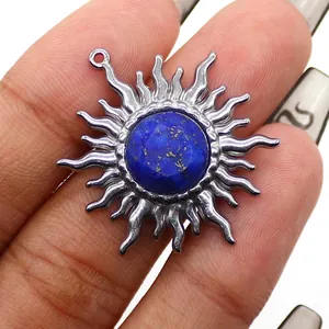 Dettaglio del ciondolo a sole vintage con pietra di lapislazzuli blu e raggi d'argento