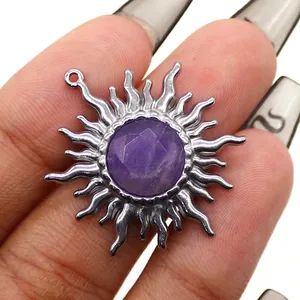 Dettaglio del ciondolo a sole bohémien in lega con pietra preziosa viola lucida