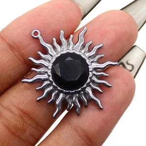 Dettaglio del ciondolo girasole con riccioli d'argento e una grande gemma nera sfaccettata
