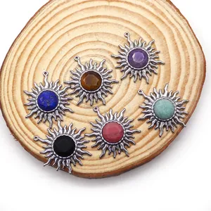 Set di sei ciondoli a girasole bohémien in lega con pietre naturali su legno