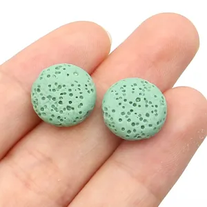 Dettaglio di perle piatte in pietra lavica verde menta per creazione gioielli