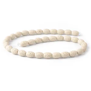 Macro-detail van ovale beige vulkanische steen kralen voor DIY-sieraden maken