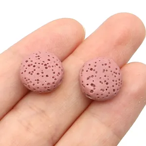 Vista macro di perline tonde in pietra lavica rosa porosa per la creazione di gioielli DIY