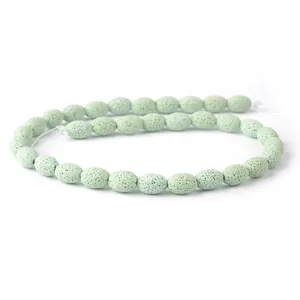 Macro-opname van ovale lichtgroene lavastenen kralen met poreuze textuur voor sieraden