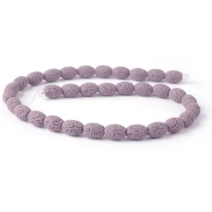 Detail van poreuze ovale lavasteen kralen in lavendel voor DIY aroma-sieraden maken