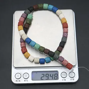 Primer plano de cuentas cilíndricas de lava de colores con textura porosa sobre una báscula