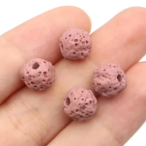 Macro-opname van oudroze lavastenen kralen met poreuze textuur voor DIY-sieraden