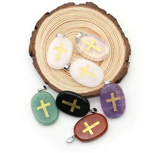 Lot de 7 pendentifs ovales en pierre naturelle avec croix dorée gravée sur socle bois