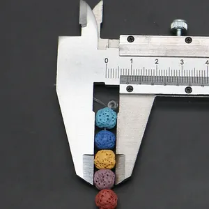 Macro-opname van 8mm gekleurde lavastenen kralen die de poreuze textuur tonen
