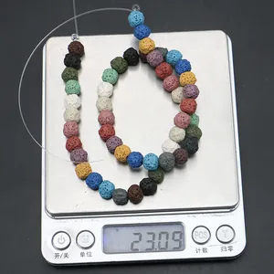 Macro-opname van 8-10mm gekleurde lavasteen kralen op een weegschaal voor DIY-sieraden