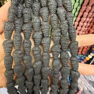 Makroaufnahme von schwarzen Lavastein-Perlen in konischer Spiralform für DIY-Schmuck