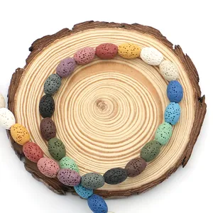 Natuurlijke ovale lavasteen kralen in diverse kleuren op een houten basis